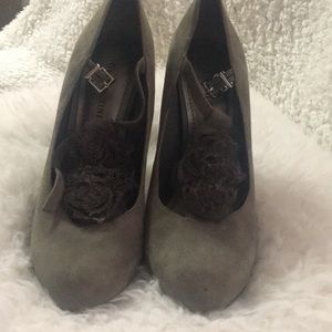 Gianni Bini gray swede heels